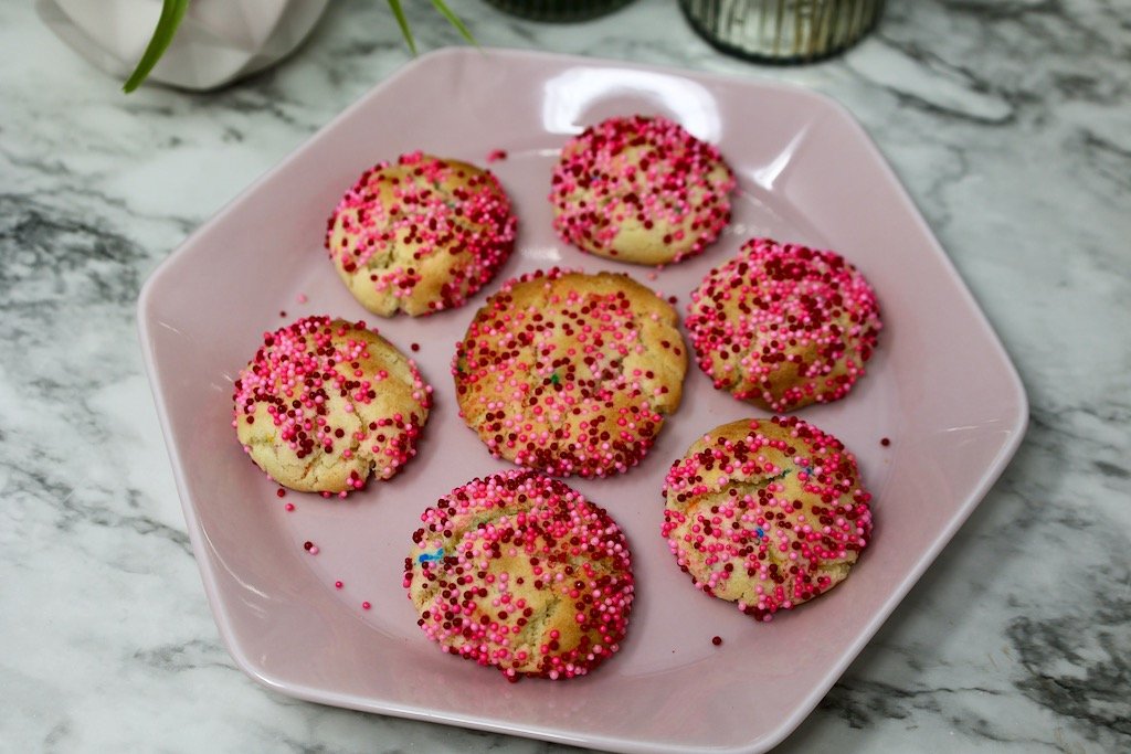 Easy Valentines Day cookies with funfetti cheesecake pudding