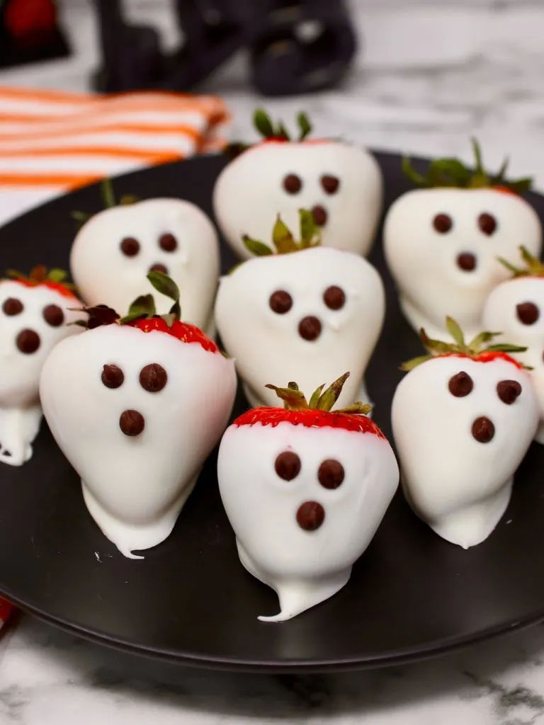 halloween chocolate covered strawberry ghosts