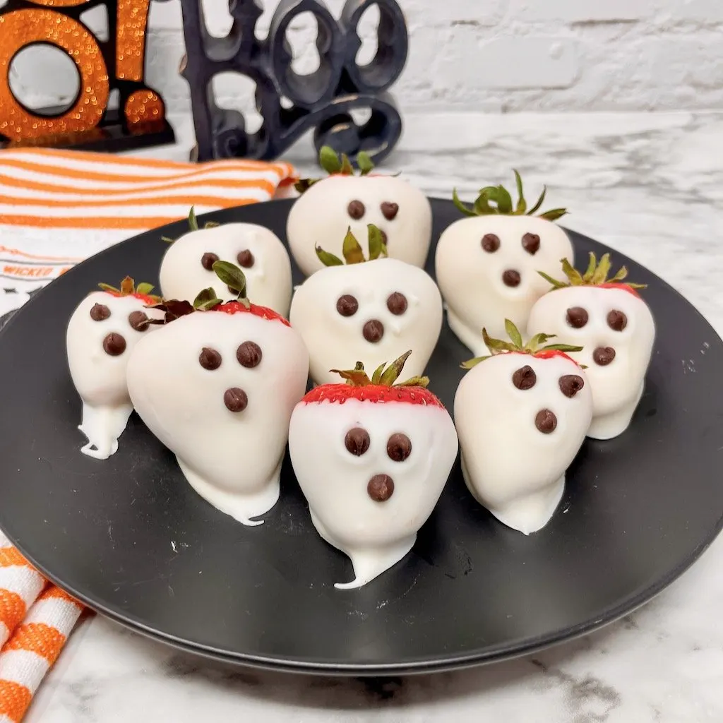 White chocolate covered strawberries ghosts