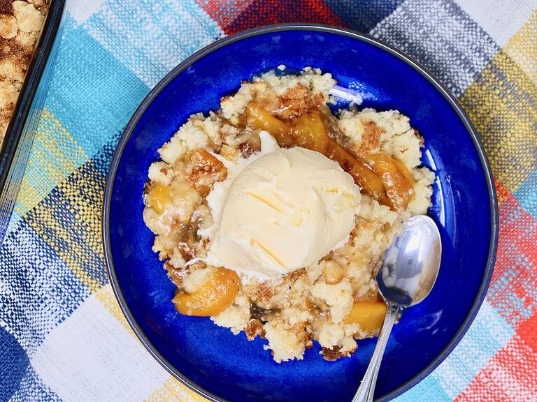 Easy 3-Ingredient Snickerdoodle Peach Crisp